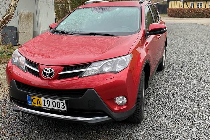 Rød Toyota RAV4 fra 2015