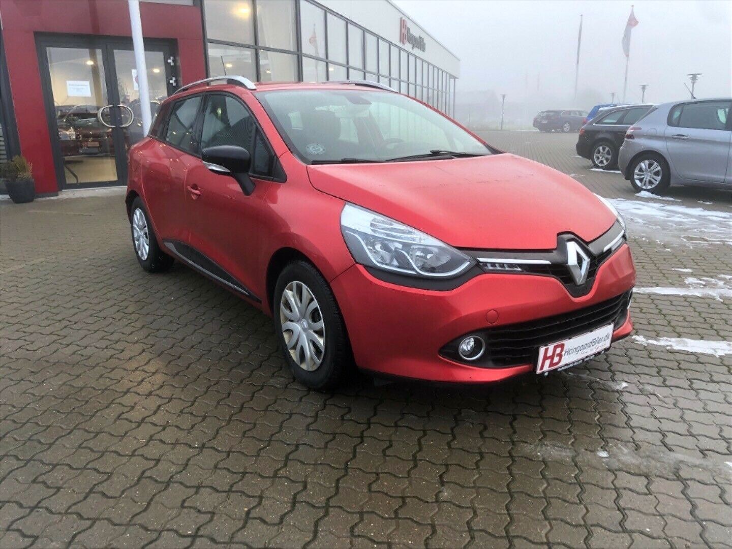Rød Renault Clio IV fra 2015