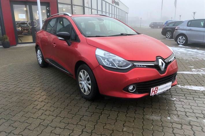 Rød Renault Clio IV fra 2015