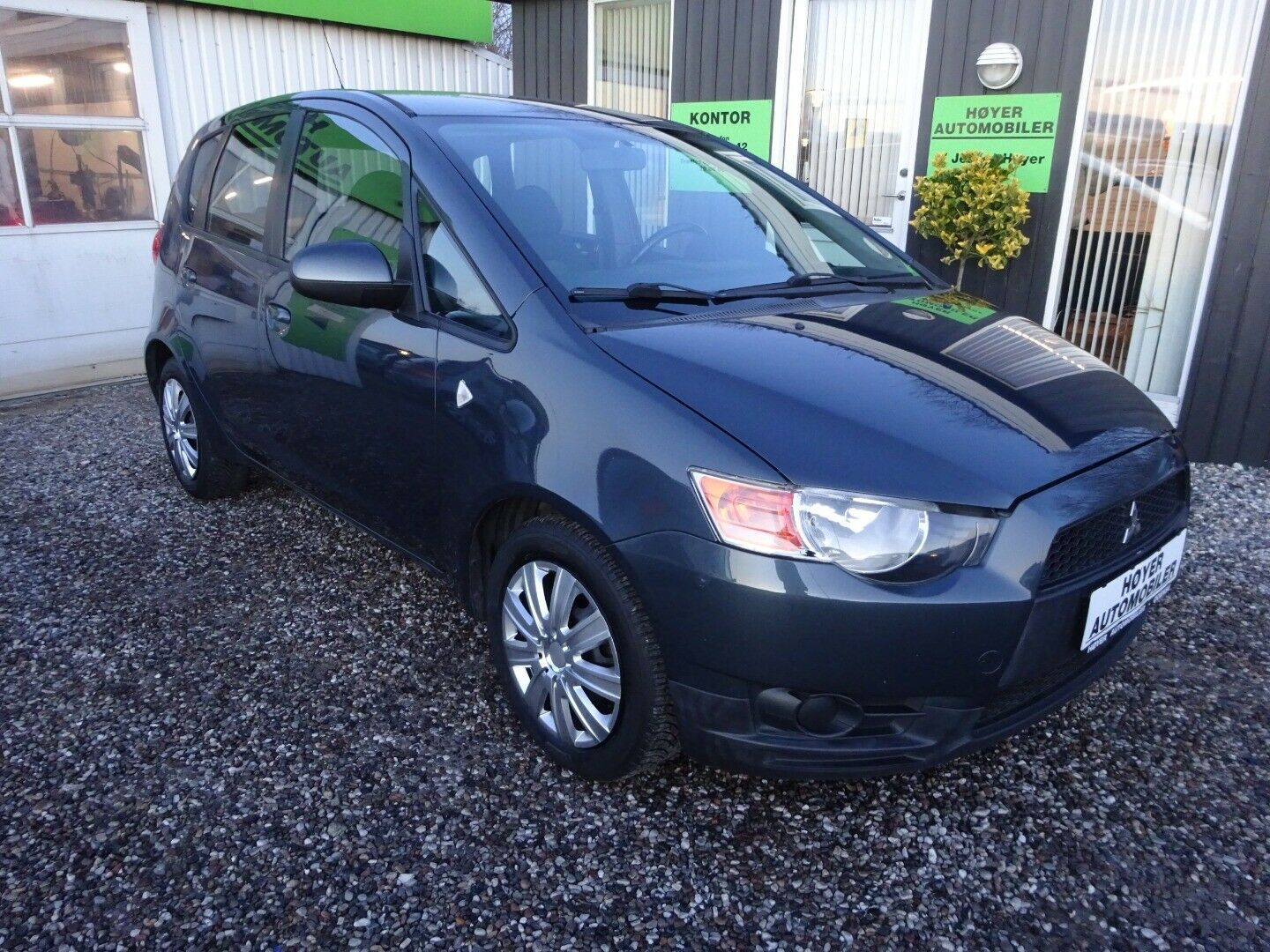 Grå Mitsubishi Colt fra 2009