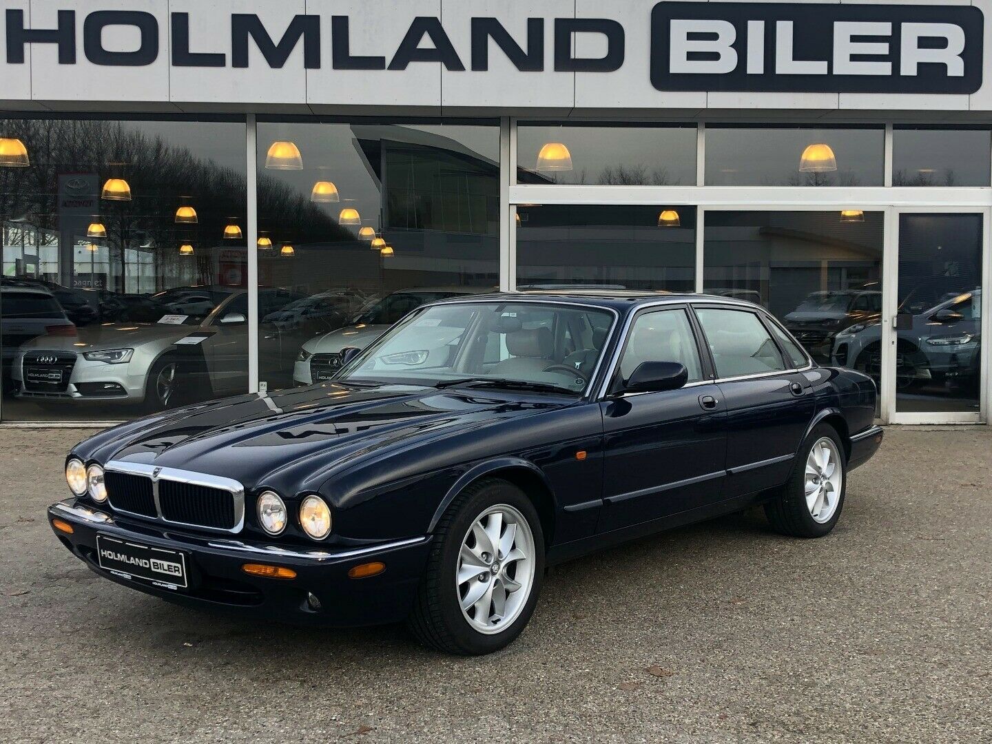 Blå Jaguar XJ8 fra 1998
