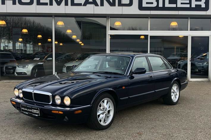 Blå Jaguar XJ8 fra 1998