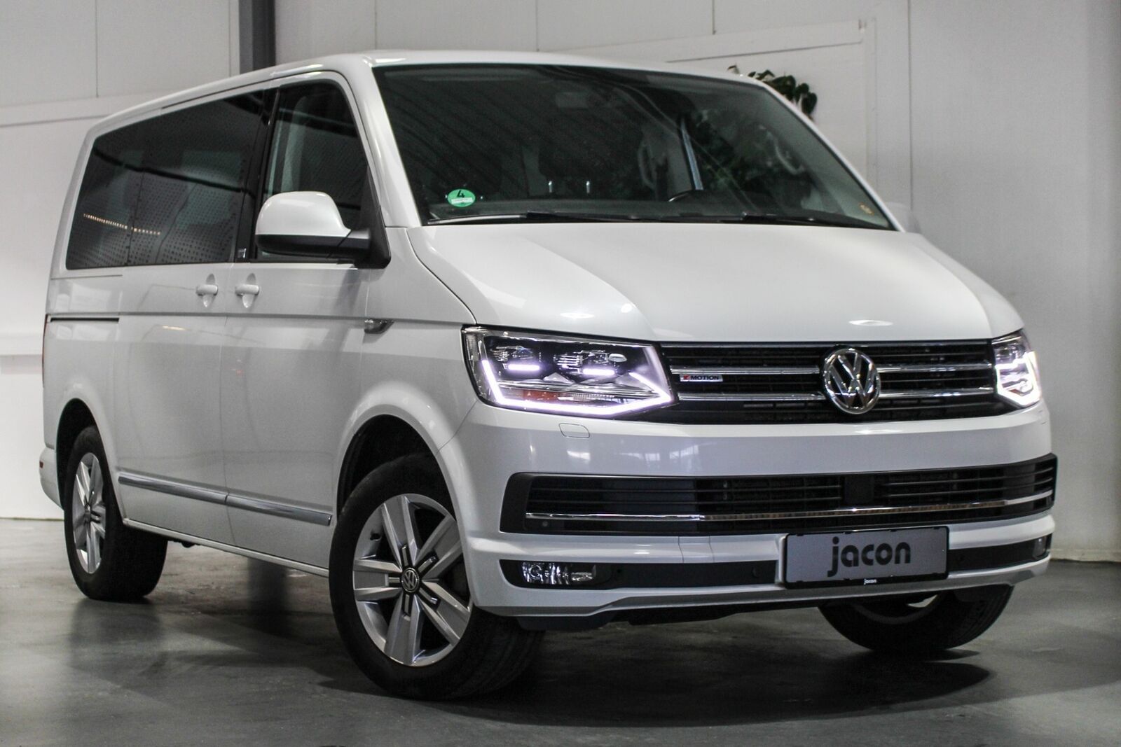 Hvid VW Multivan fra 2016