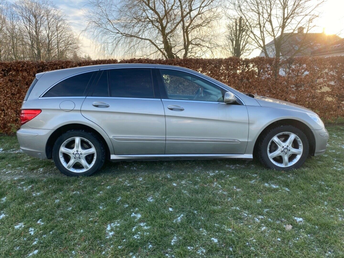 Grå Mercedes R320 fra 2006