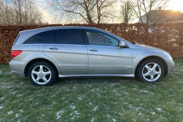 Grå Mercedes R320 fra 2006