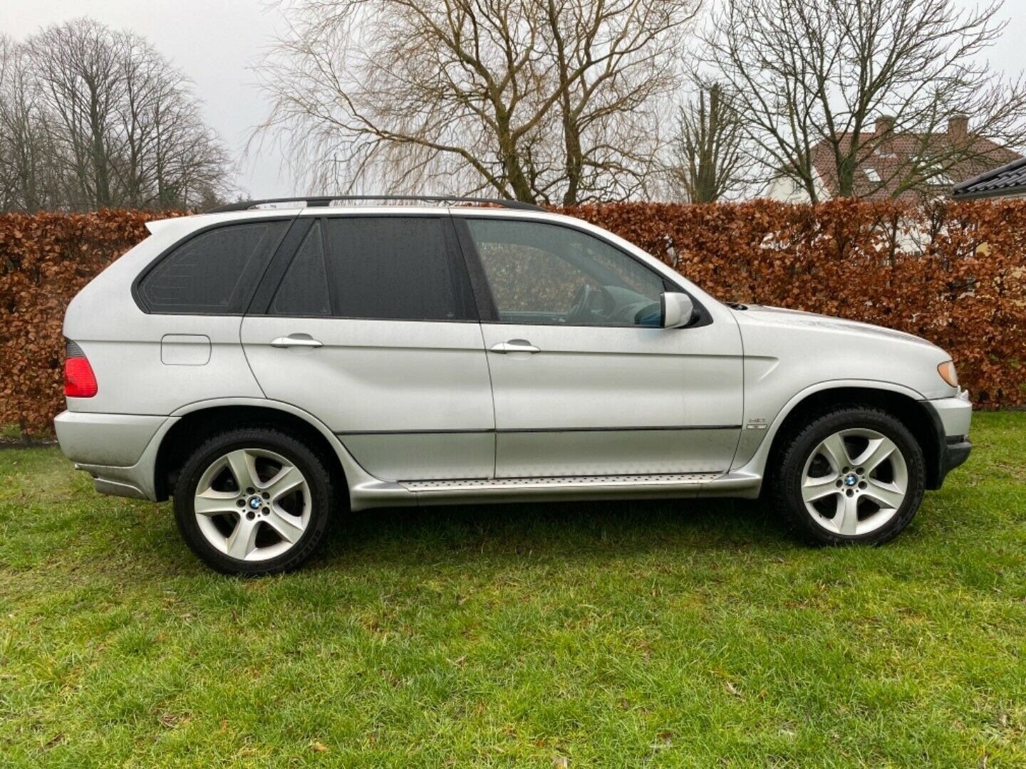 Grå BMW X5 fra 2004