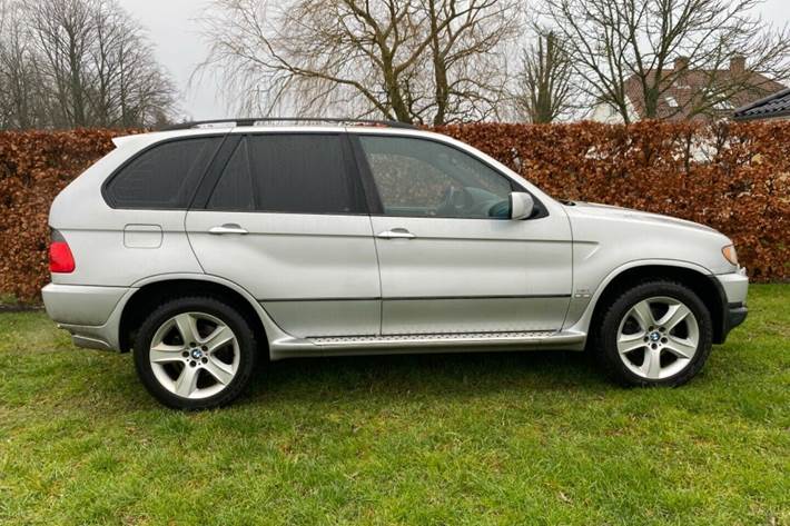 Grå BMW X5 fra 2004