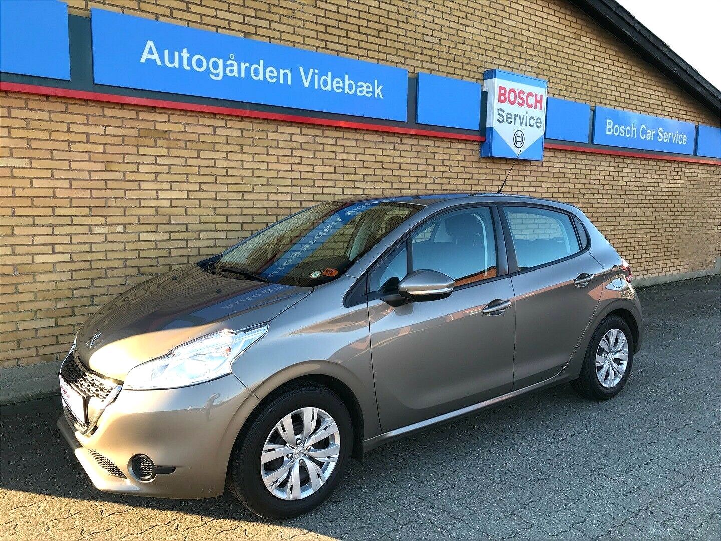 Beige Peugeot 208 fra 2012