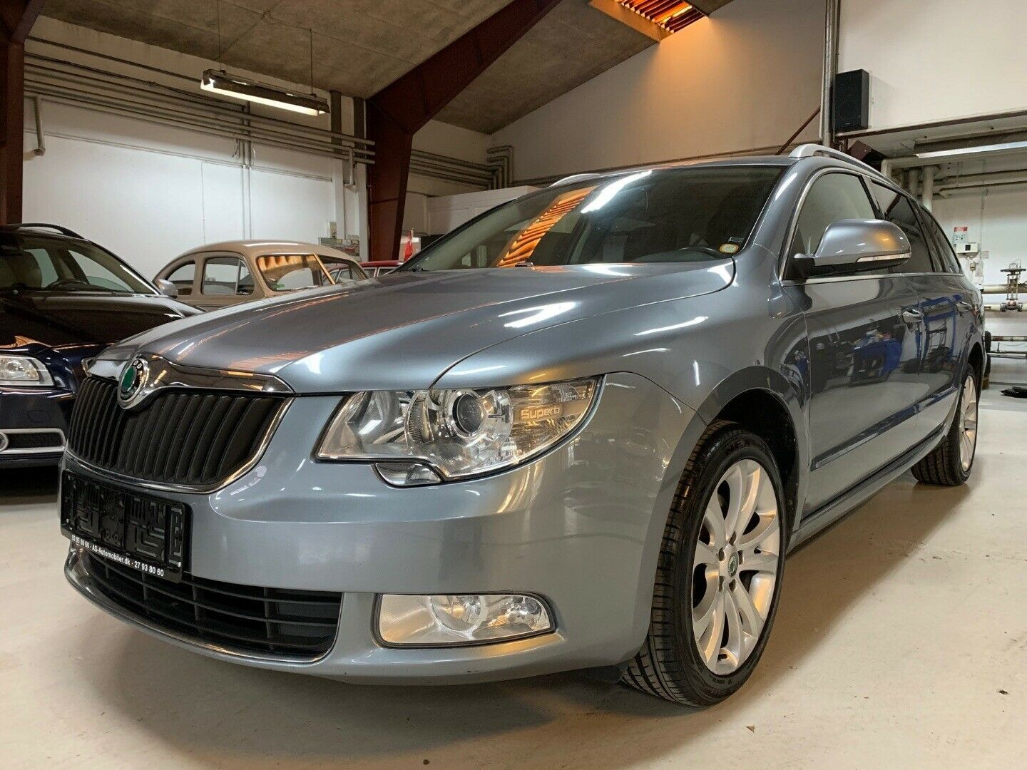 Blå Skoda Superb fra 2011