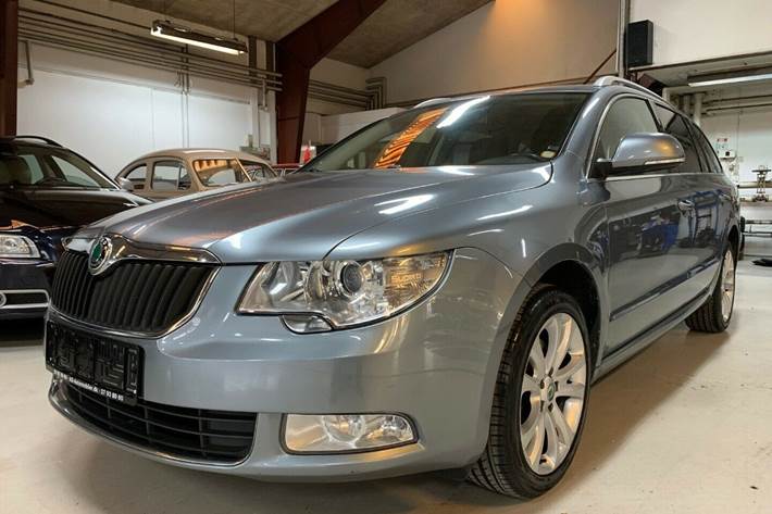 Blå Skoda Superb fra 2011
