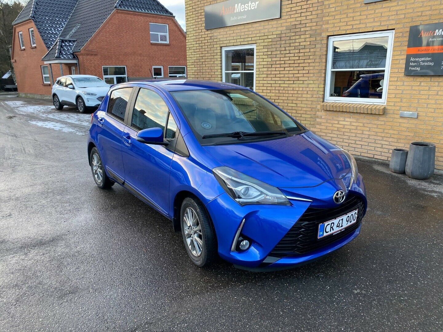 Blå Toyota Yaris fra 2017