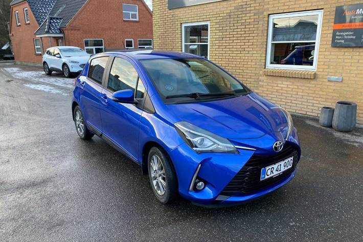 Blå Toyota Yaris fra 2017