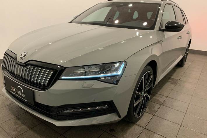 Grå Skoda Superb fra 2020
