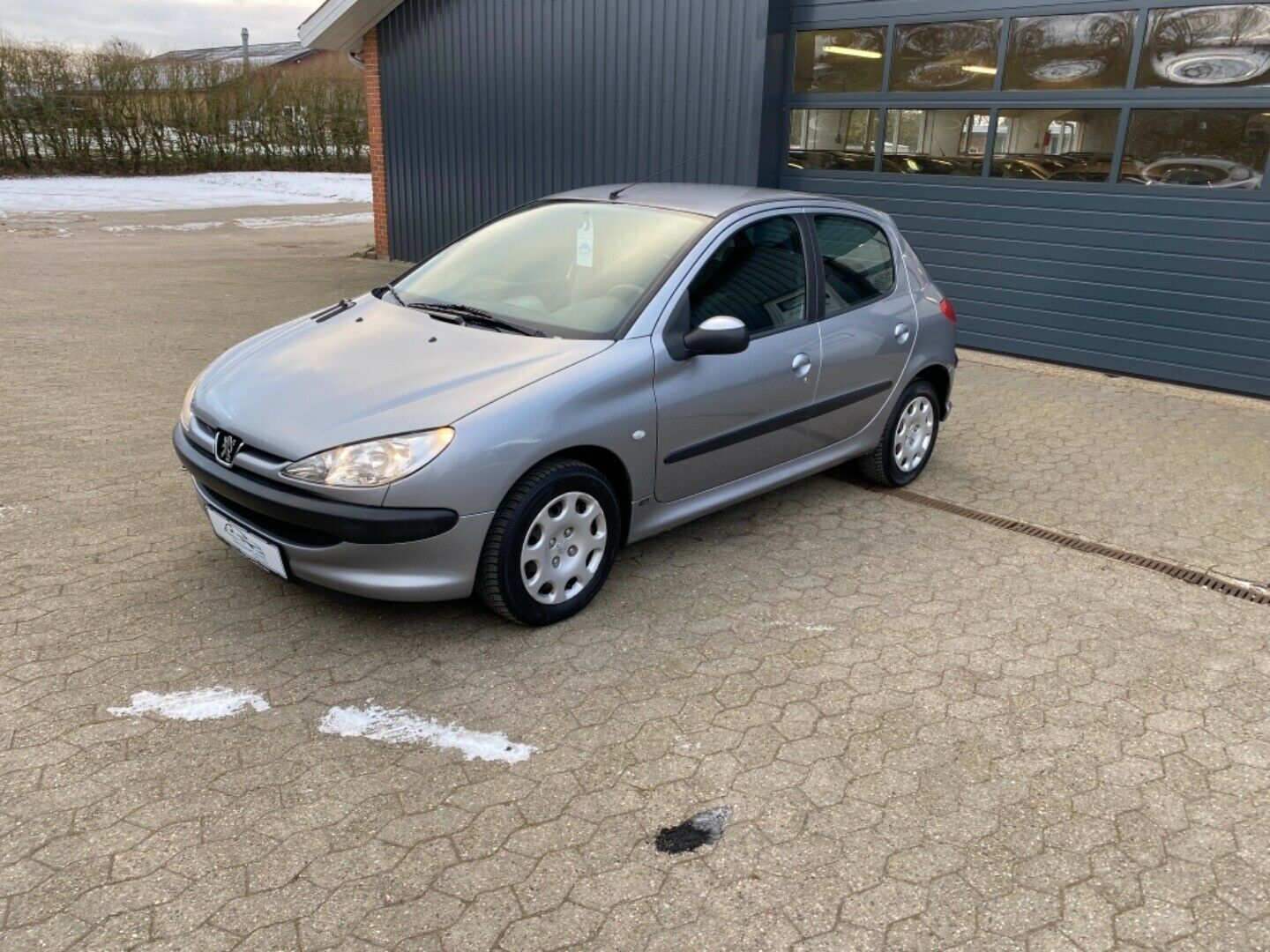 Grå Peugeot 206 fra 2005