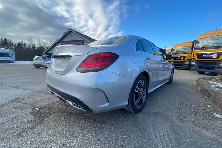 Grå Mercedes C220 d fra 2019