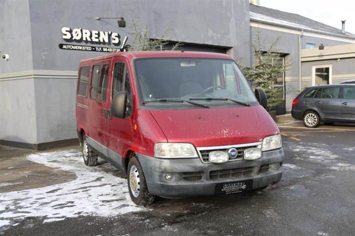 Rød Fiat Ducato fra 2003