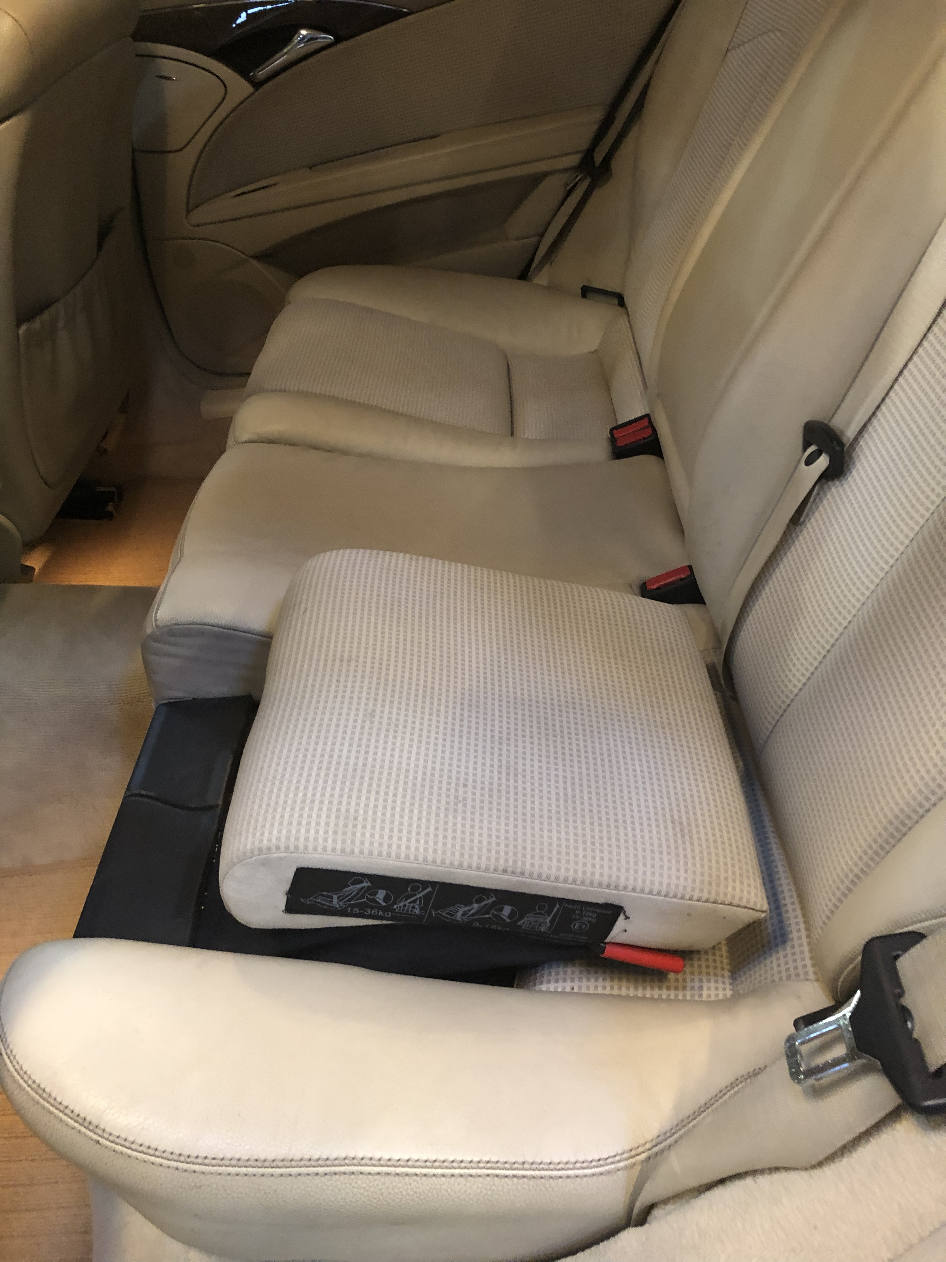 Blå Mercedes E270 fra 2005