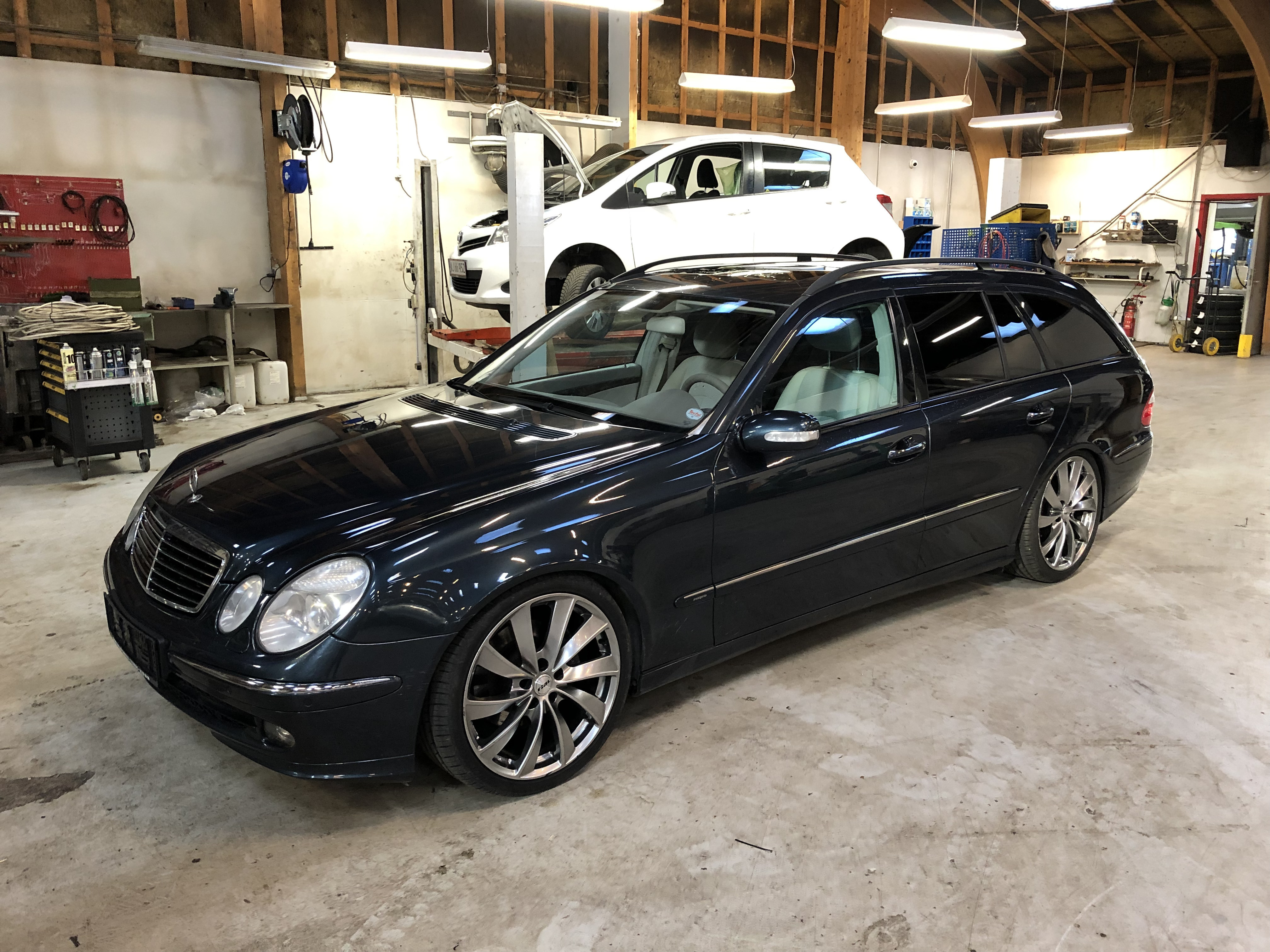 Blå Mercedes E270 fra 2005
