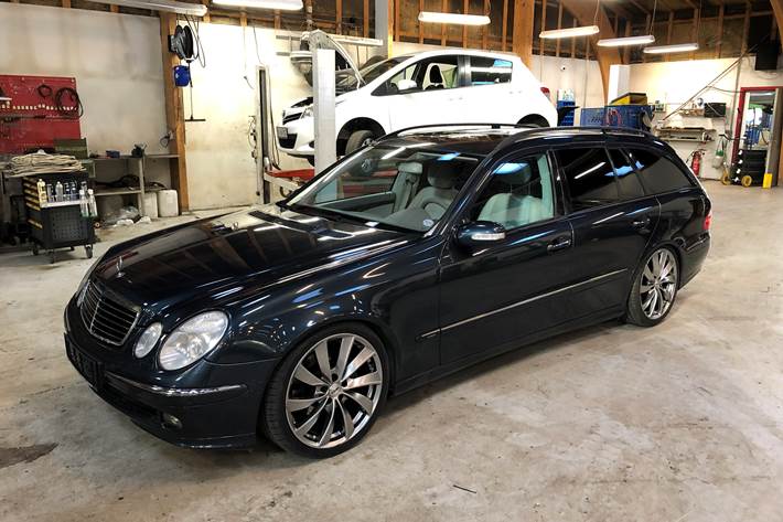Blå Mercedes E270 fra 2005