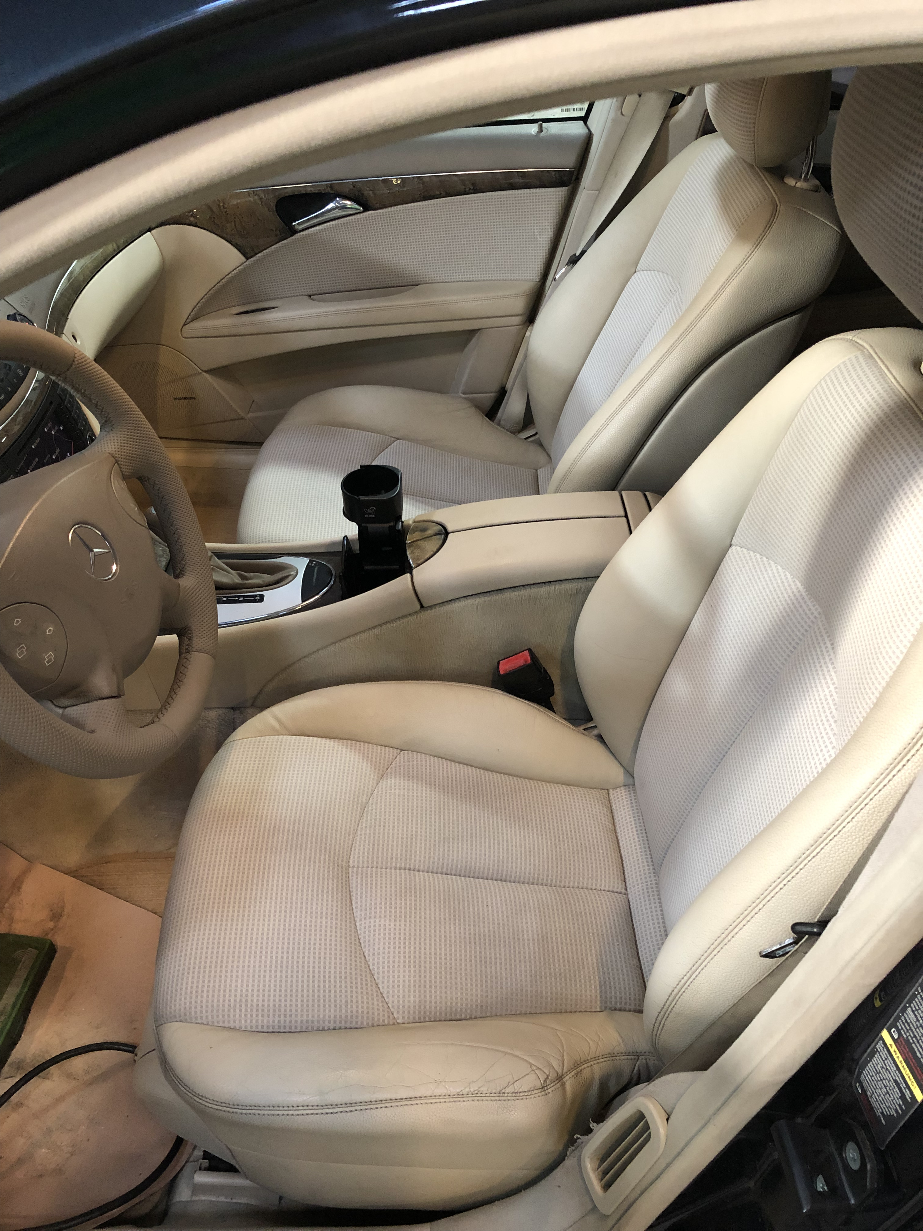 Blå Mercedes E270 fra 2005