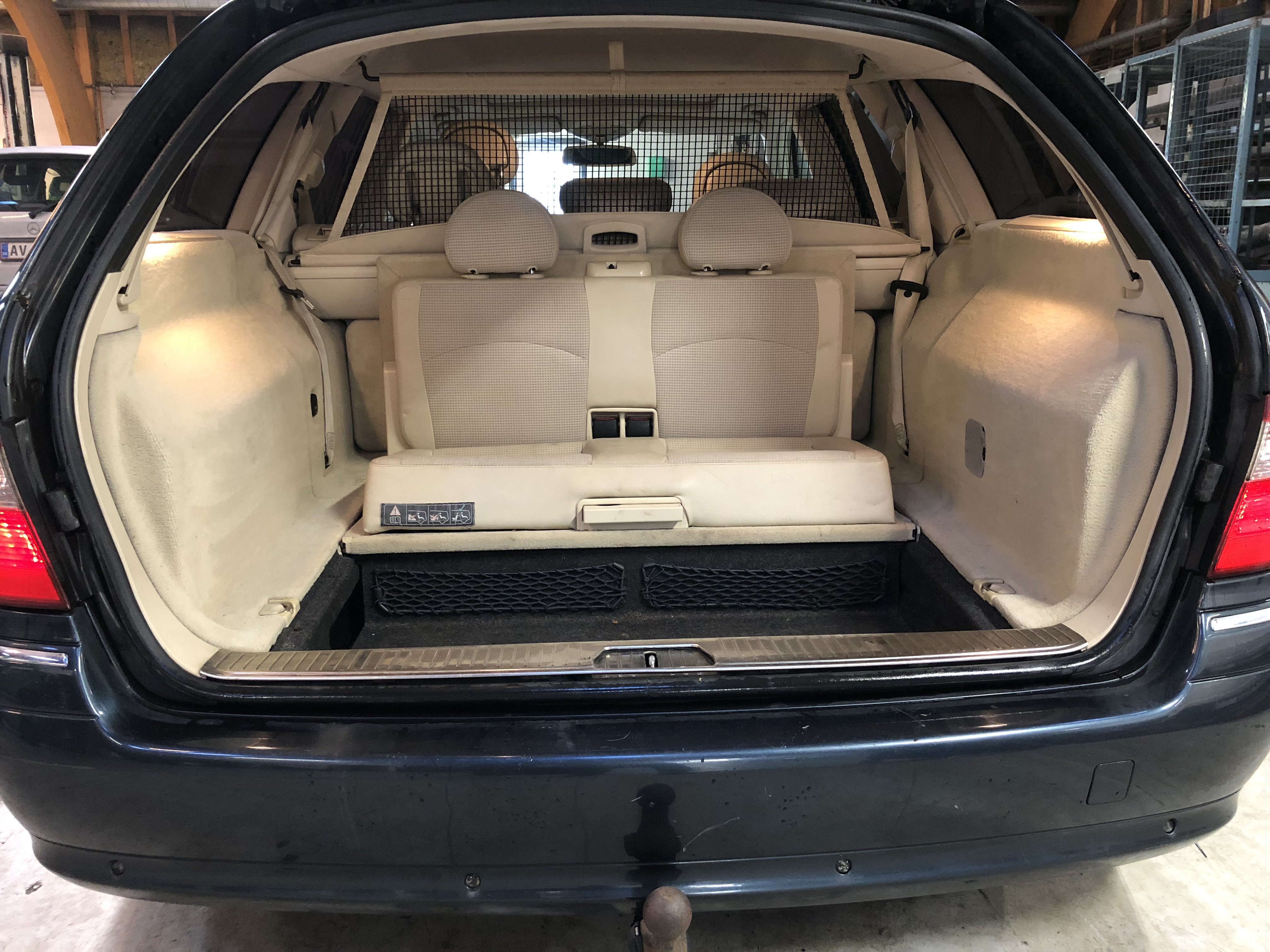 Blå Mercedes E270 fra 2005