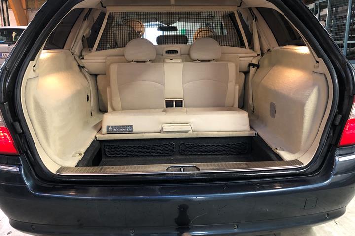 Blå Mercedes E270 fra 2005