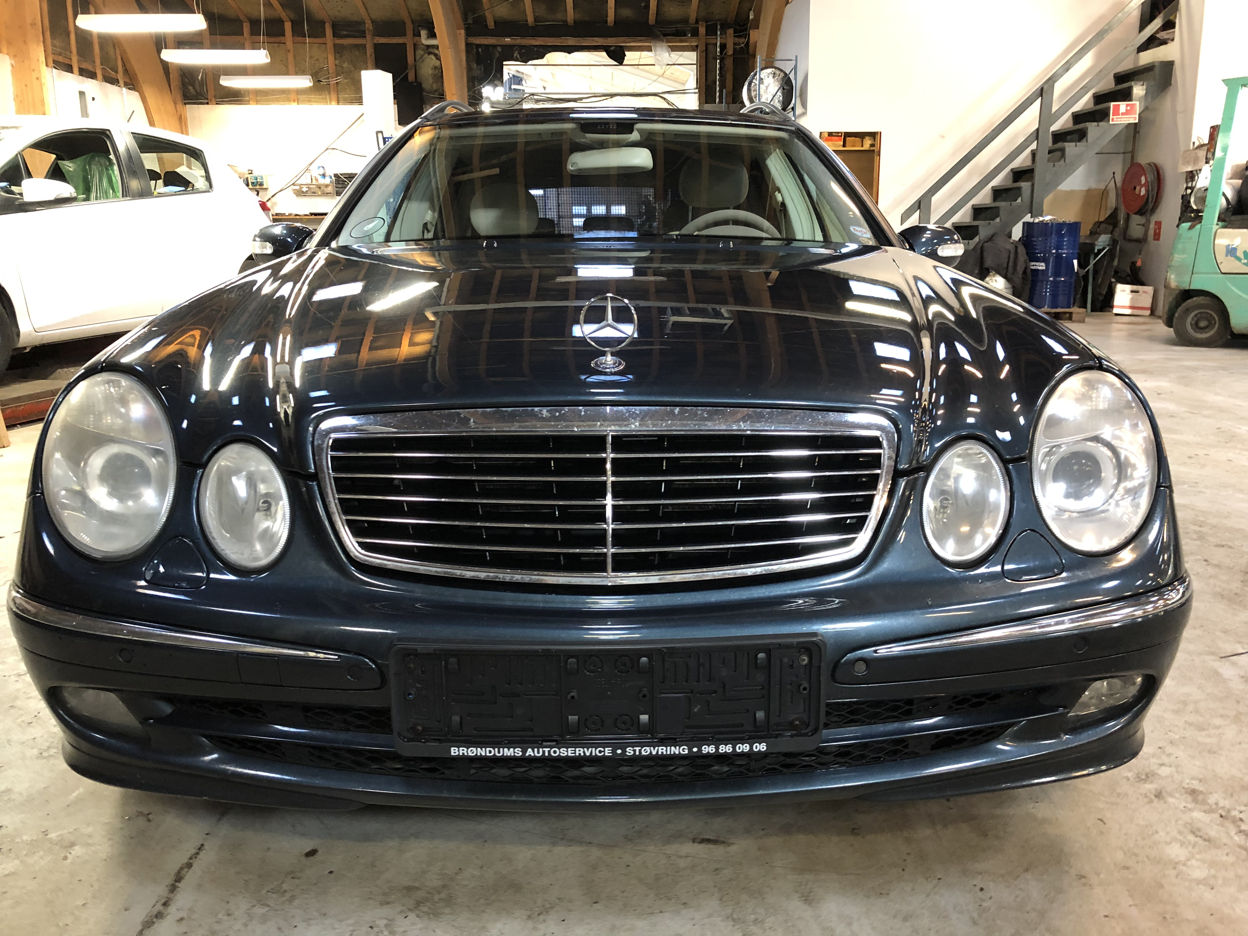 Blå Mercedes E270 fra 2005