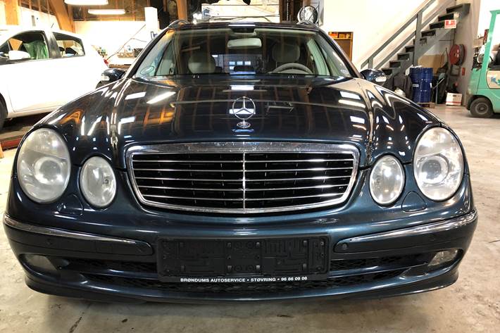 Blå Mercedes E270 fra 2005