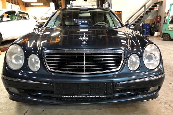 Blå Mercedes E270 fra 2005