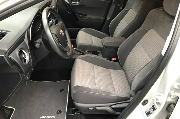 Hvid Toyota Auris fra 2016