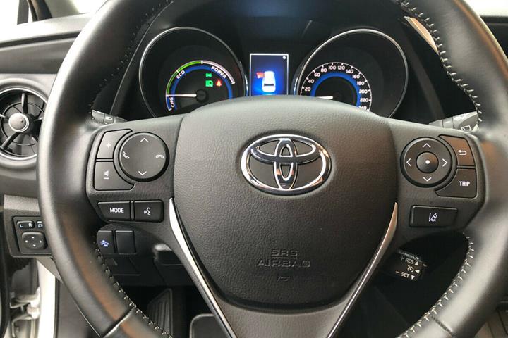 Hvid Toyota Auris fra 2016