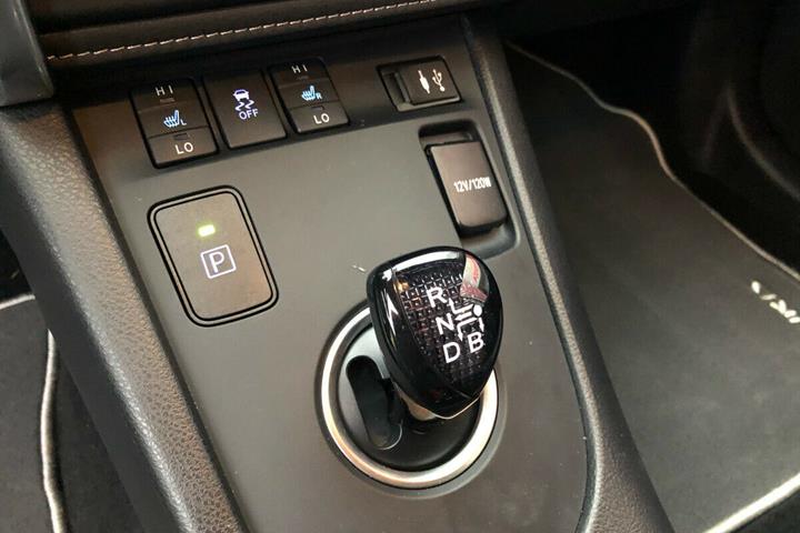 Hvid Toyota Auris fra 2016