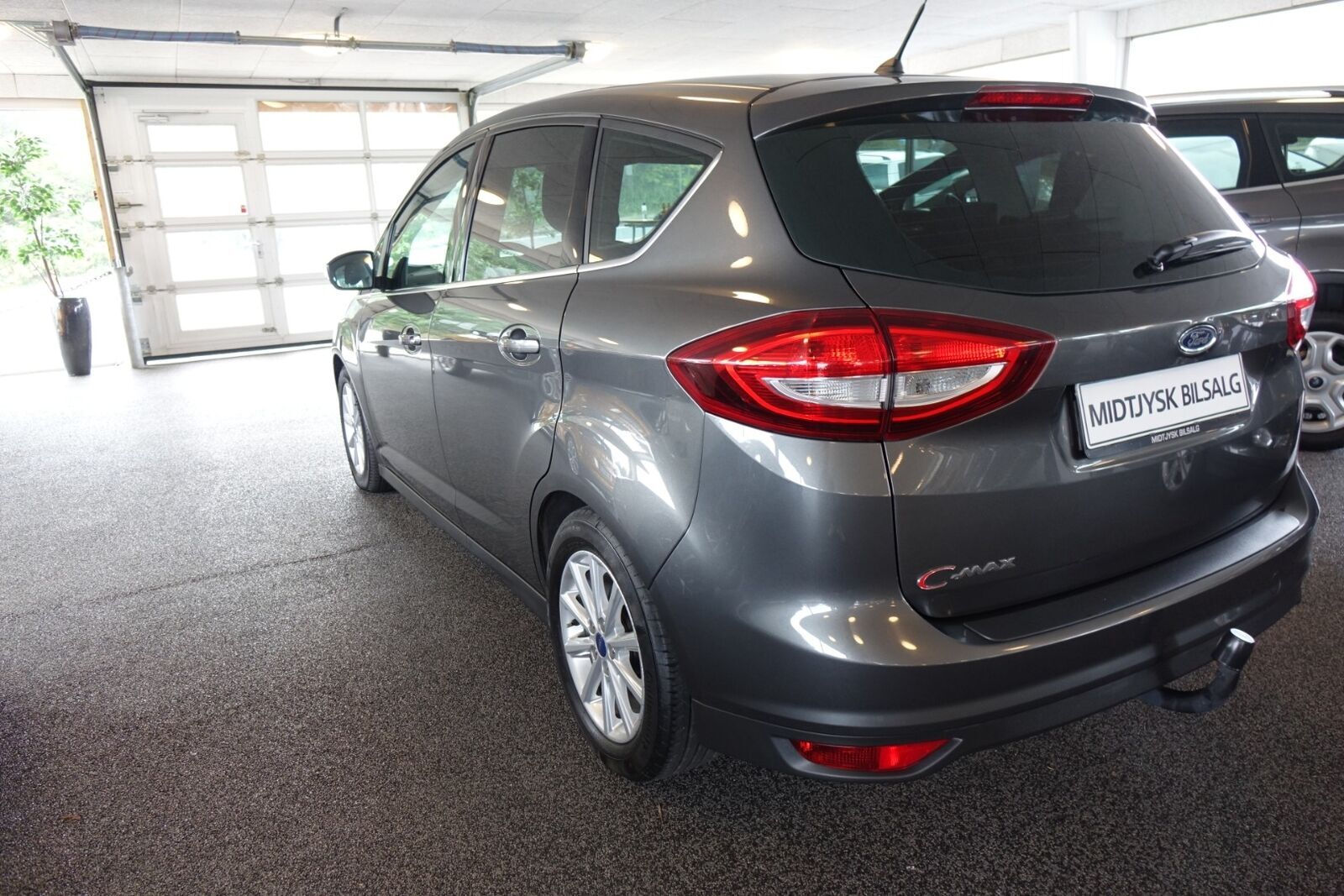 Grå Ford C-MAX fra 2016