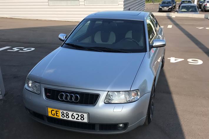 Grå Audi S3 fra 2002
