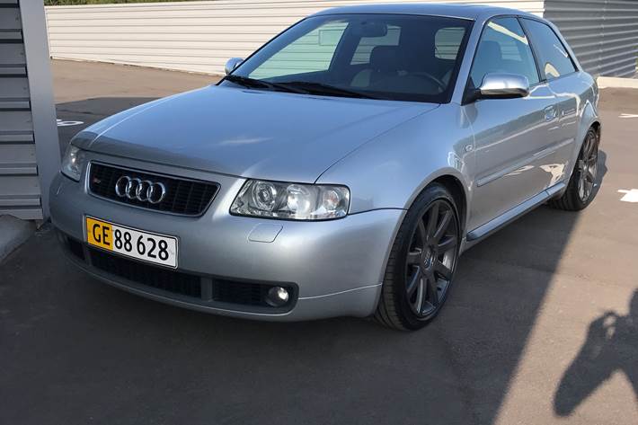 Grå Audi S3 fra 2002