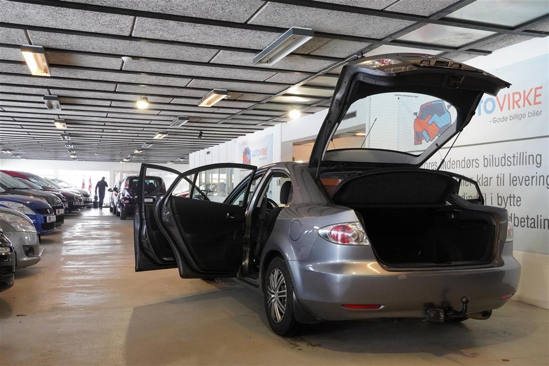 Grå Mazda 6 fra 2003