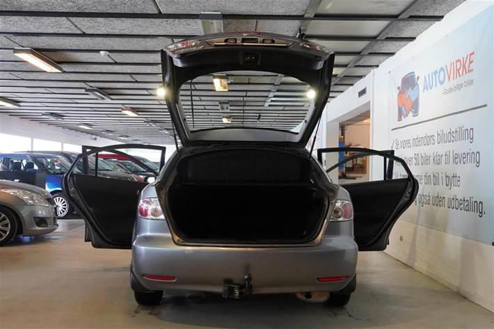 Grå Mazda 6 fra 2003