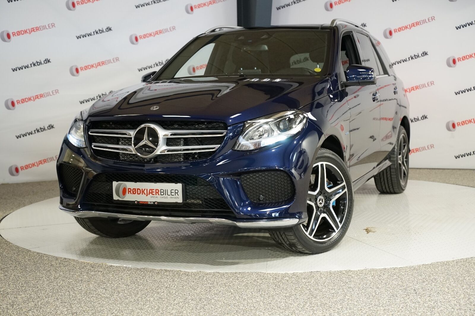 Blå Mercedes GLE500 e fra 2017