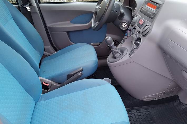 Sølv Fiat Panda fra 2003