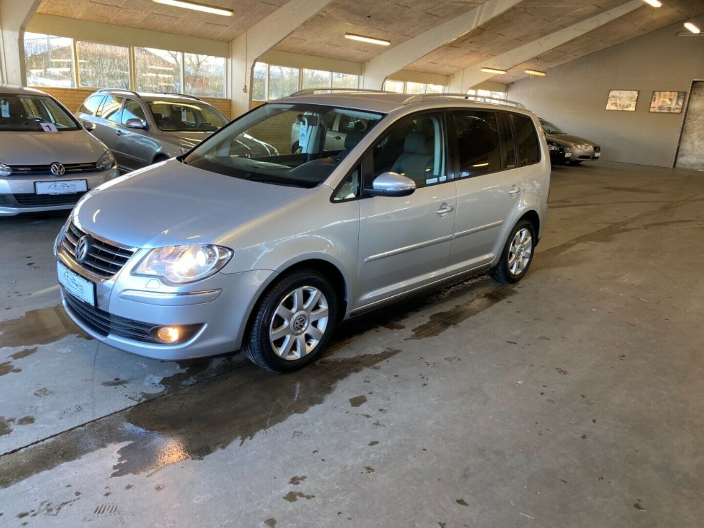 Grå VW Touran fra 2010