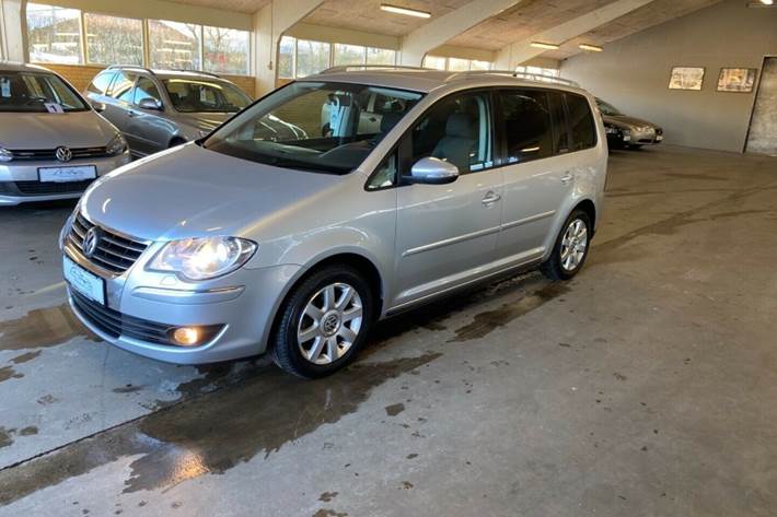 Grå VW Touran fra 2010