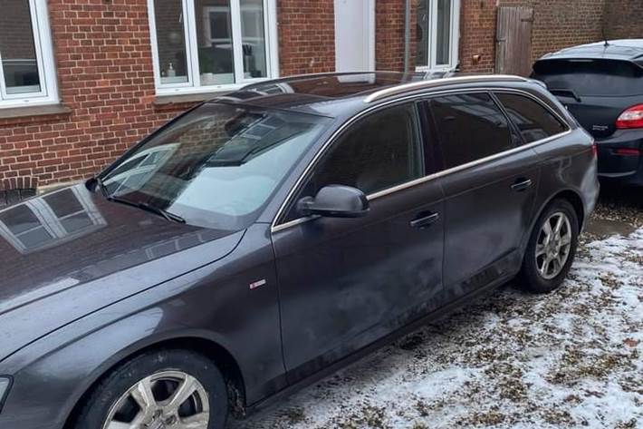 Grå Audi A4 fra 2011