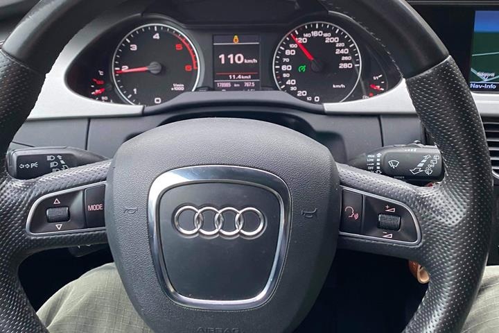 Grå Audi A4 fra 2011