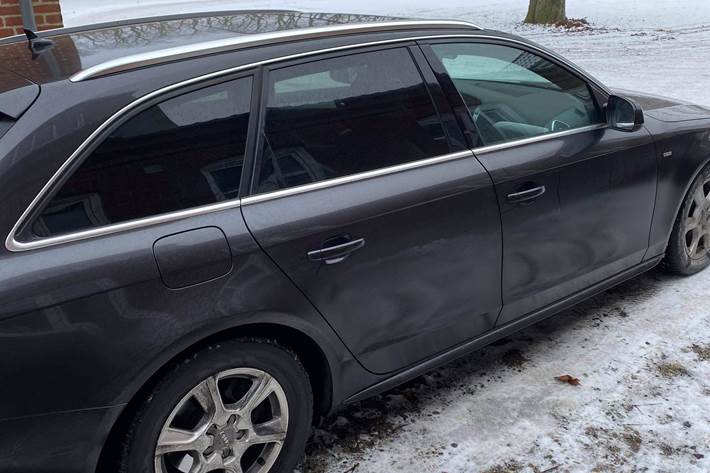 Grå Audi A4 fra 2011