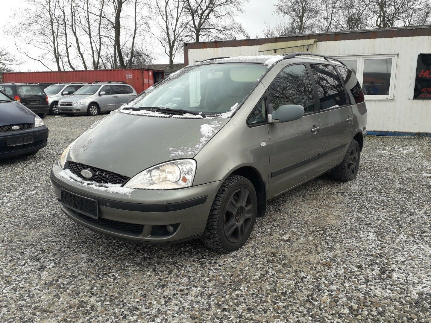 Grå Ford Galaxy fra 2002