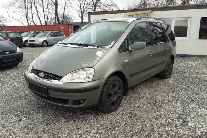 Grå Ford Galaxy fra 2002