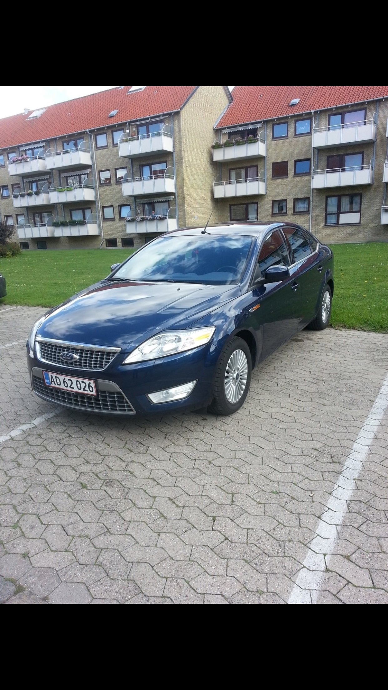 Blå Ford Mondeo fra 2008