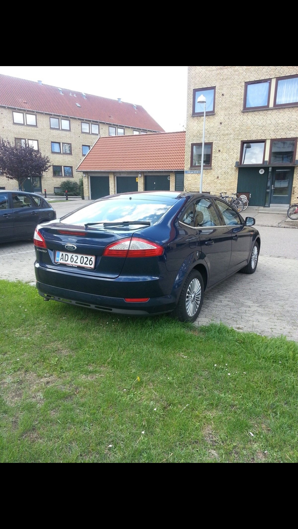 Blå Ford Mondeo fra 2008