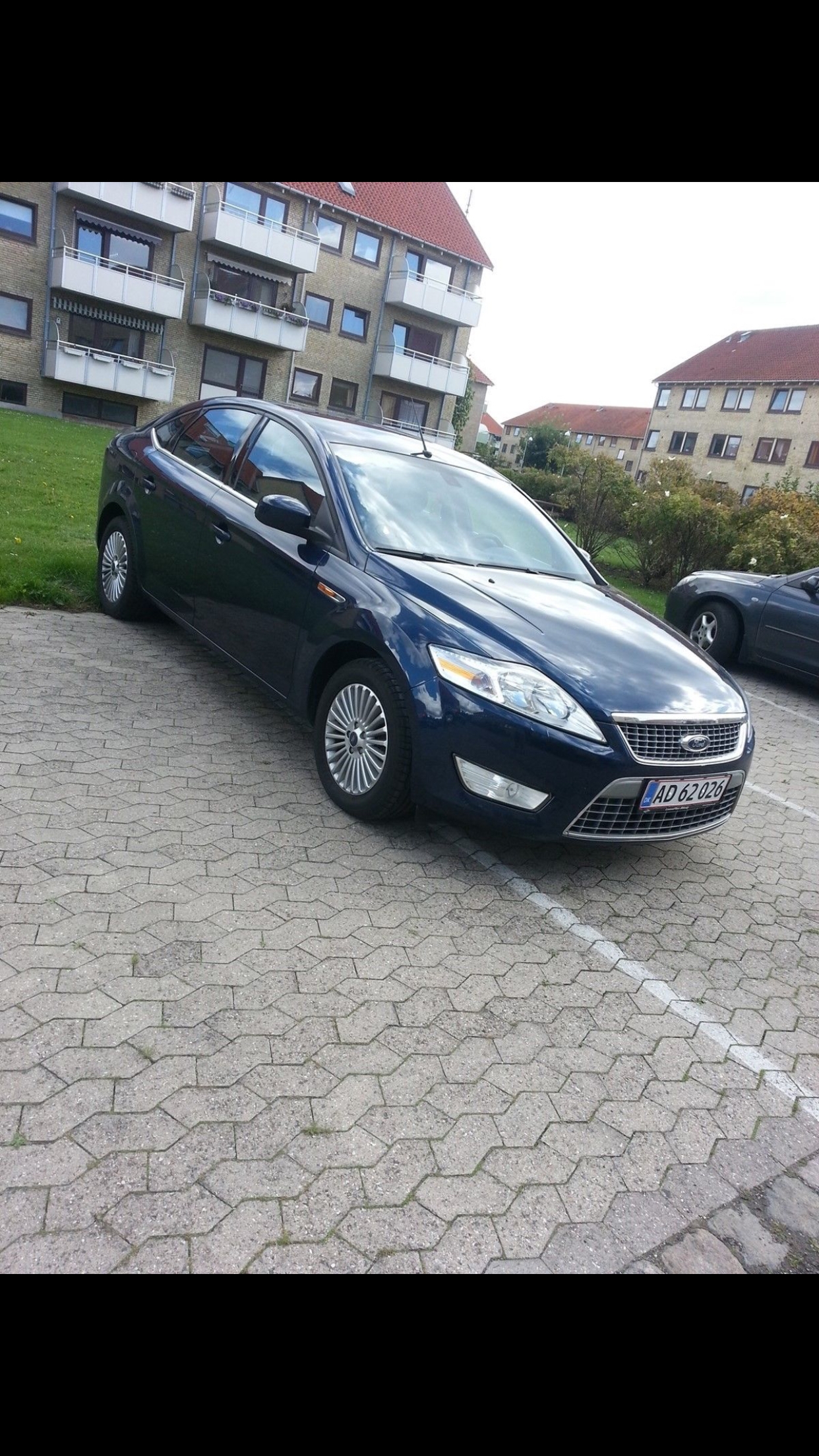 Blå Ford Mondeo fra 2008