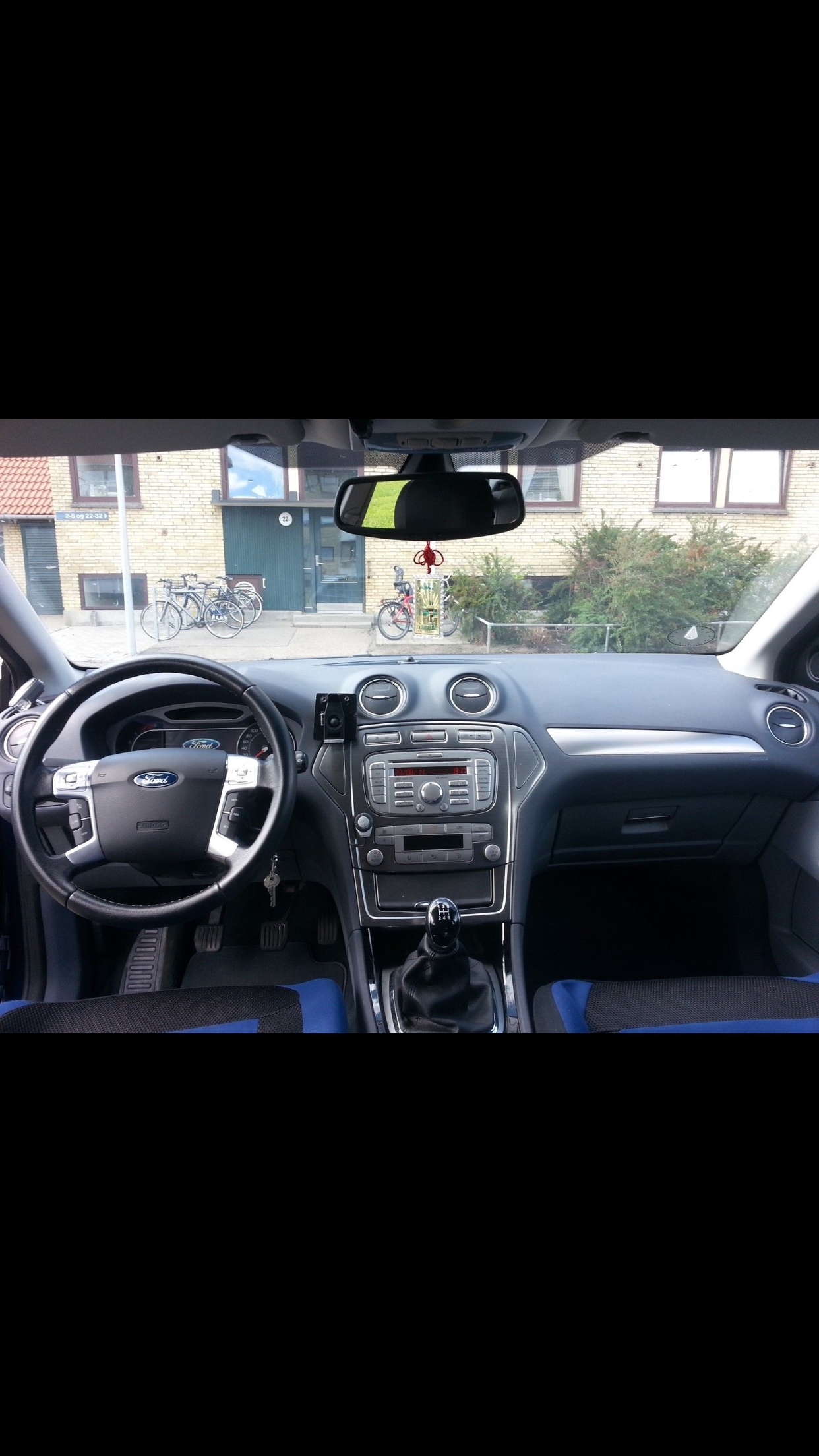 Blå Ford Mondeo fra 2008